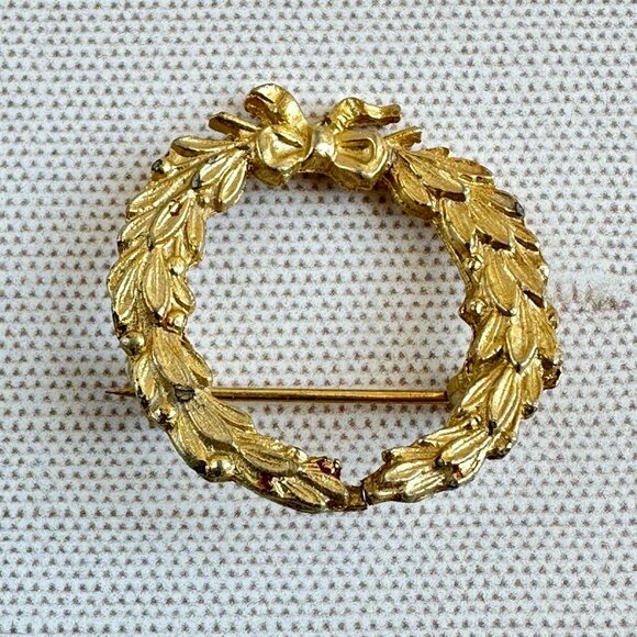 Vintage Gold-Tone Leaf & Bow Wreath Brooch Signed DuBarry F.A. 1940-1960, 1" - Picture 4 of 10